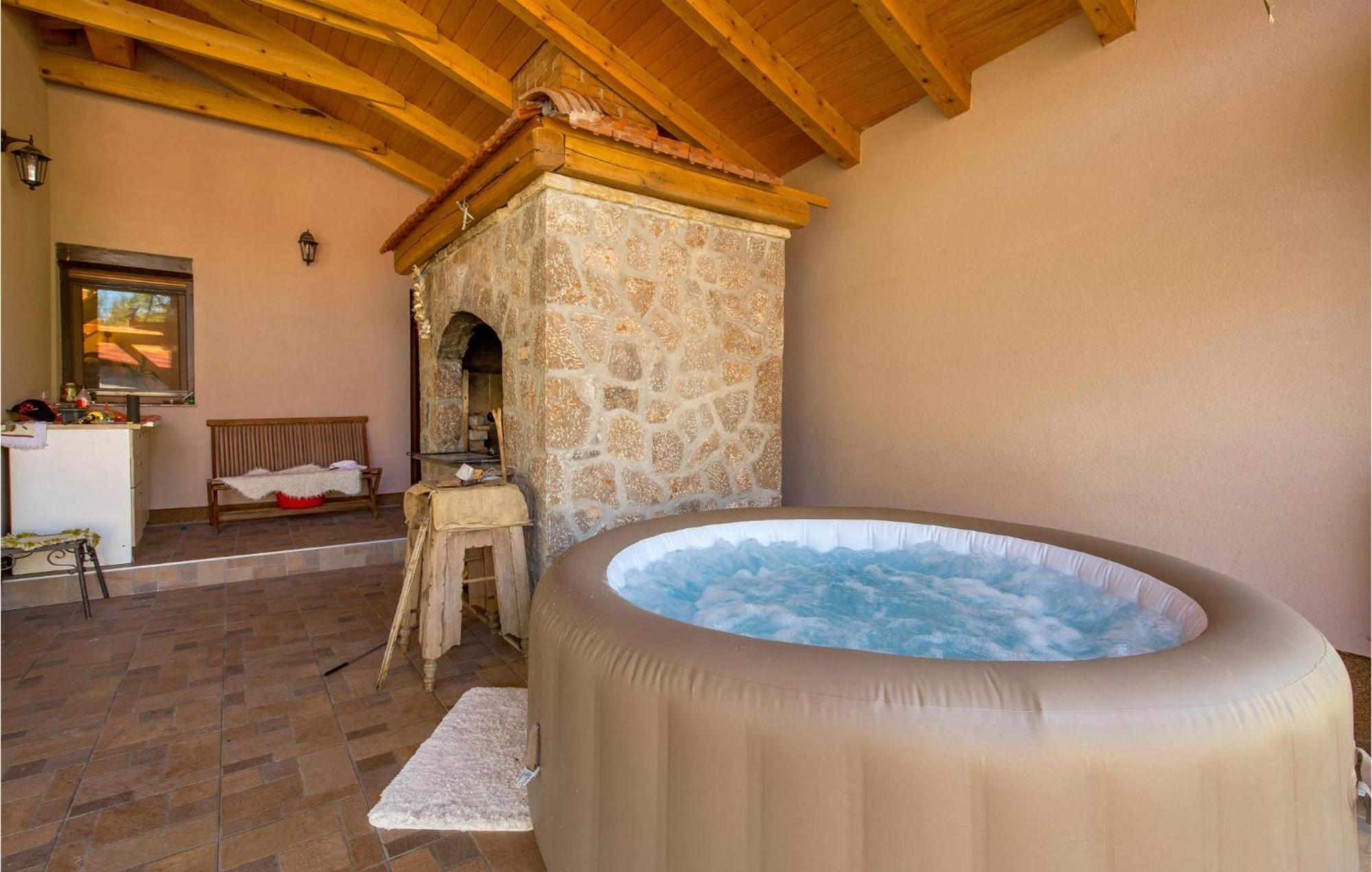 Amazing Home In Vrzici With Jacuzzi Exteriér fotografie